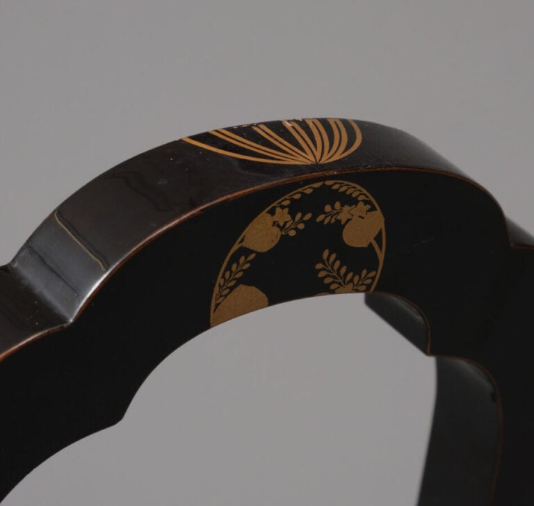 JAPON - XIXème siècle - Grand miroir à main (e'kakami) en cuivre à motif d'embl…