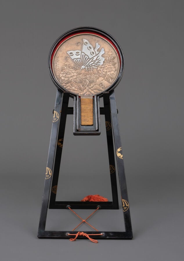 JAPON - XIXème siècle - Grand miroir à main (e'kakami) en cuivre à motif d'embl…