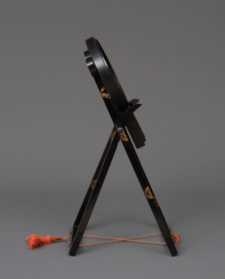 JAPON - XIXème siècle - Grand miroir à main (e'kakami) en cuivre à motif d'embl…