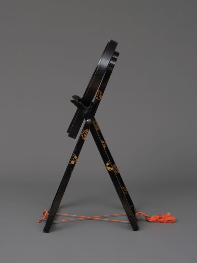 JAPON - XIXème siècle - Grand miroir à main (e'kakami) en cuivre à motif d'embl…