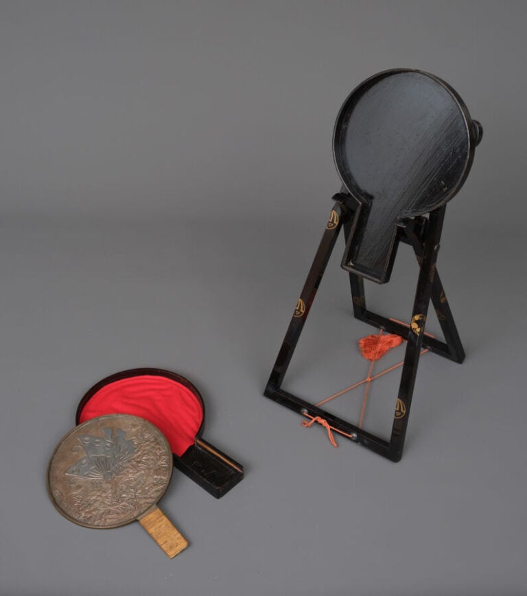 JAPON - XIXème siècle - Grand miroir à main (e'kakami) en cuivre à motif d'embl…