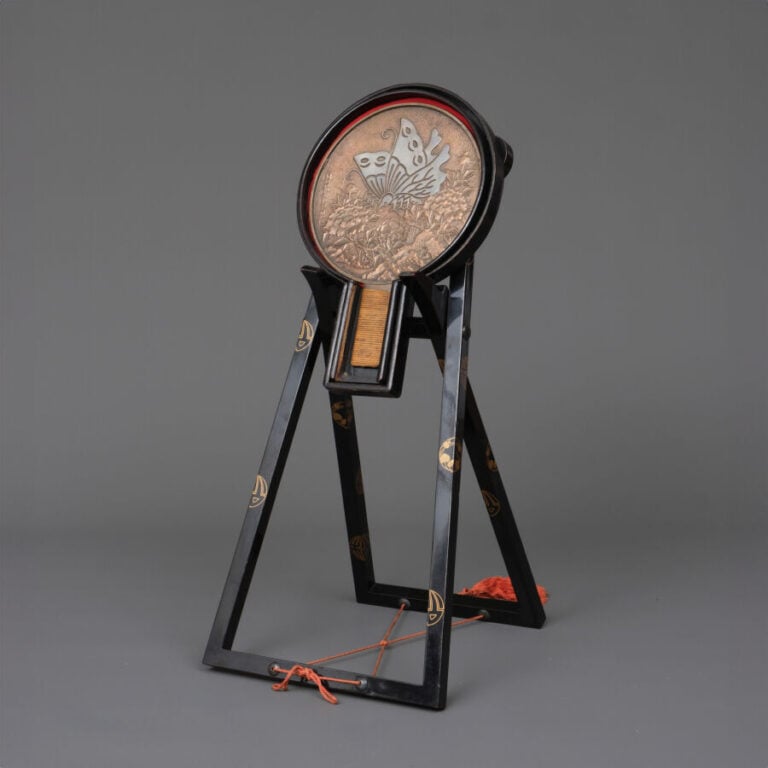 JAPON - XIXème siècle - Grand miroir à main (e'kakami) en cuivre à motif d'embl…