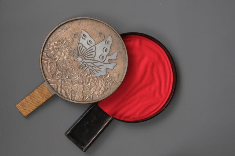 JAPON - XIXème siècle - Grand miroir à main (e'kakami) en cuivre à motif d'embl…