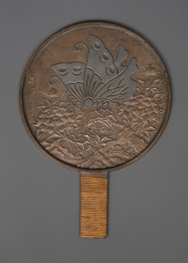 JAPON - XIXème siècle - Grand miroir à main (e'kakami) en cuivre à motif d'embl…