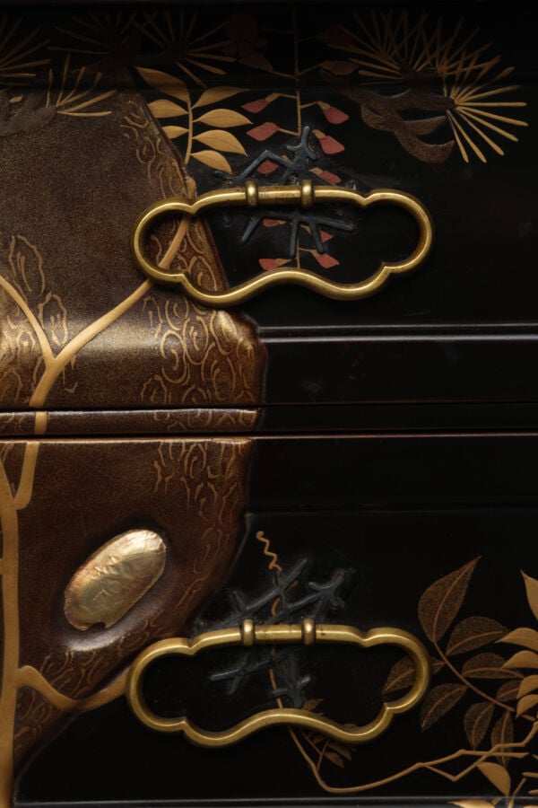 JAPON - XIXème siècle - Jû'bako (boîte à pique-nique) laquée à décor d'un pin (…