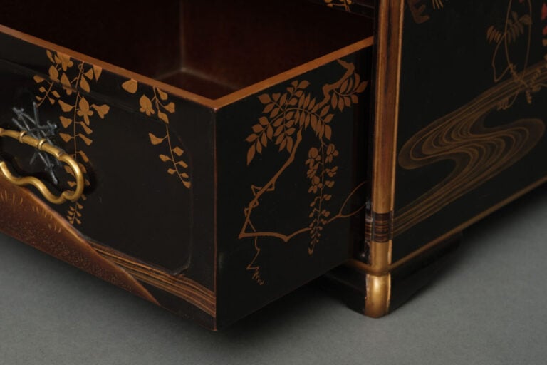 JAPON - XIXème siècle - Jû'bako (boîte à pique-nique) laquée à décor d'un pin (…