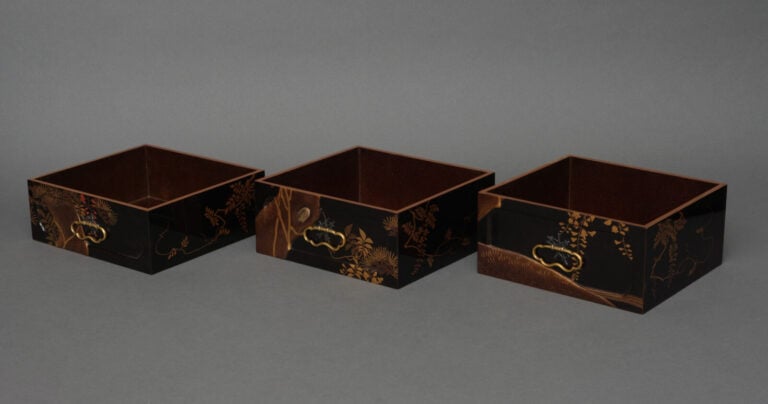 JAPON - XIXème siècle - Jû'bako (boîte à pique-nique) laquée à décor d'un pin (…