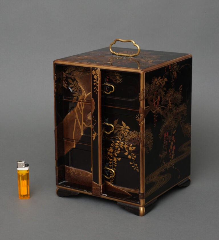 JAPON - XIXème siècle - Jû'bako (boîte à pique-nique) laquée à décor d'un pin (…