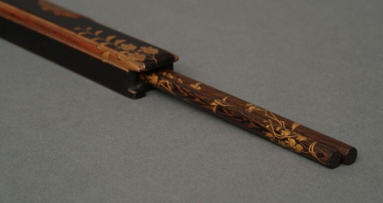 JAPON - XIXème siècle - Jû'bako (boîte à pique-nique) laquée à décor d'un pin (…