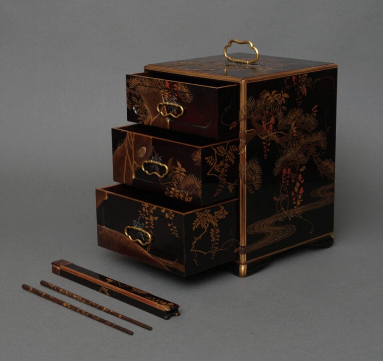 JAPON - XIXème siècle - Jû'bako (boîte à pique-nique) laquée à décor d'un pin (…