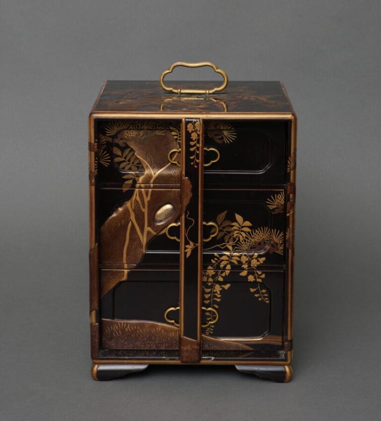 JAPON - XIXème siècle - Jû'bako (boîte à pique-nique) laquée à décor d'un pin (…
