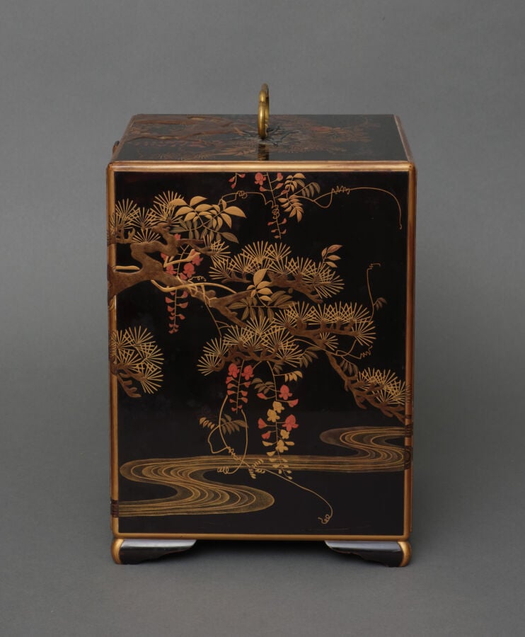 JAPON - XIXème siècle - Jû'bako (boîte à pique-nique) laquée à décor d'un pin (…