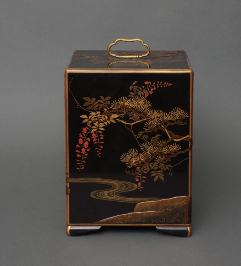 JAPON - XIXème siècle - Jû'bako (boîte à pique-nique) laquée à décor d'un pin (…