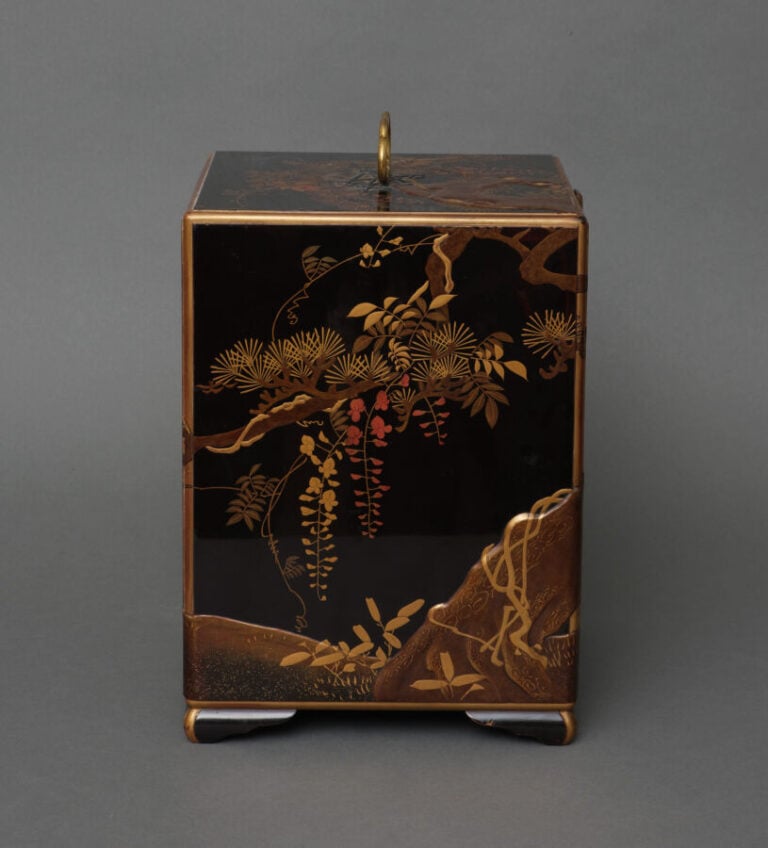 JAPON - XIXème siècle - Jû'bako (boîte à pique-nique) laquée à décor d'un pin (…