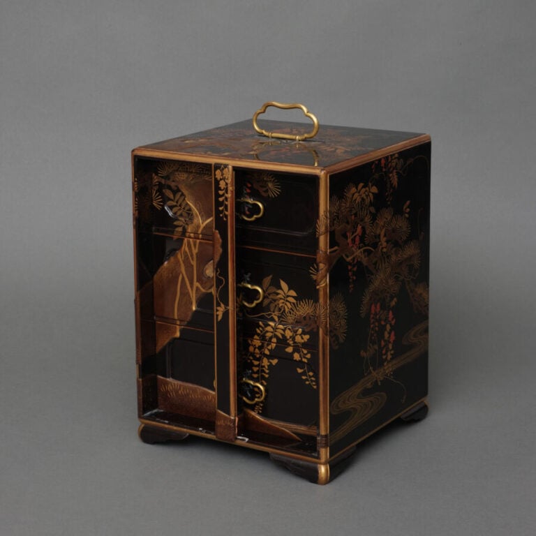 JAPON - XIXème siècle - Jû'bako (boîte à pique-nique) laquée à décor d'un pin (…