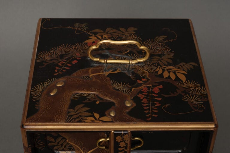 JAPON - XIXème siècle - Jû'bako (boîte à pique-nique) laquée à décor d'un pin (…