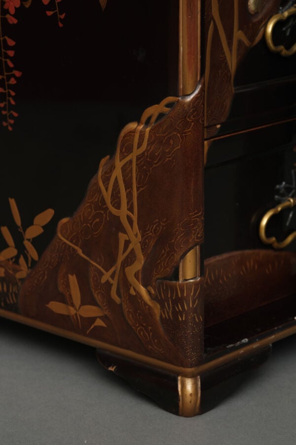 JAPON - XIXème siècle - Jû'bako (boîte à pique-nique) laquée à décor d'un pin (…