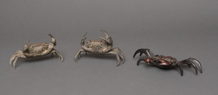 JAPON - XIXème-XXème siècle - Trois okimono en bronze patiné en forme de crabes…
