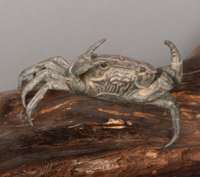 JAPON - XIXème-XXème siècle - Trois okimono en bronze patiné en forme de crabes…