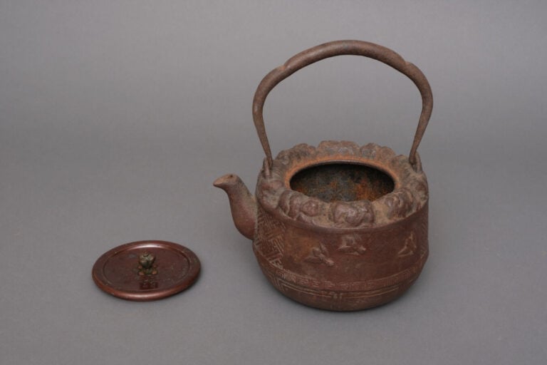 JAPON - XIXème - XXème - Tetsubin (bouilloire) de la période Meiji (1868-1912),…