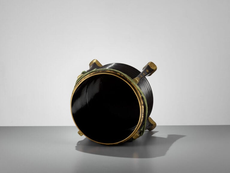 JAPON - XIXème/XXème siècle - Boites hokai cylindrique en bois laqué noir, à éc…
