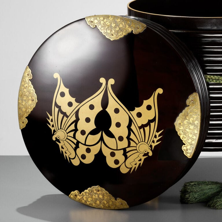 JAPON - XIXème/XXème siècle - Boites hokai cylindrique en bois laqué noir, à éc…
