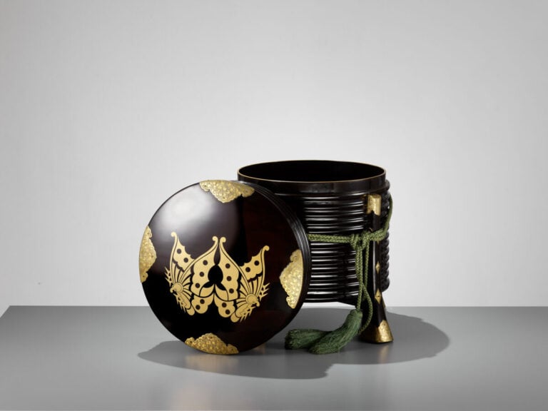 JAPON - XIXème/XXème siècle - Boites hokai cylindrique en bois laqué noir, à éc…