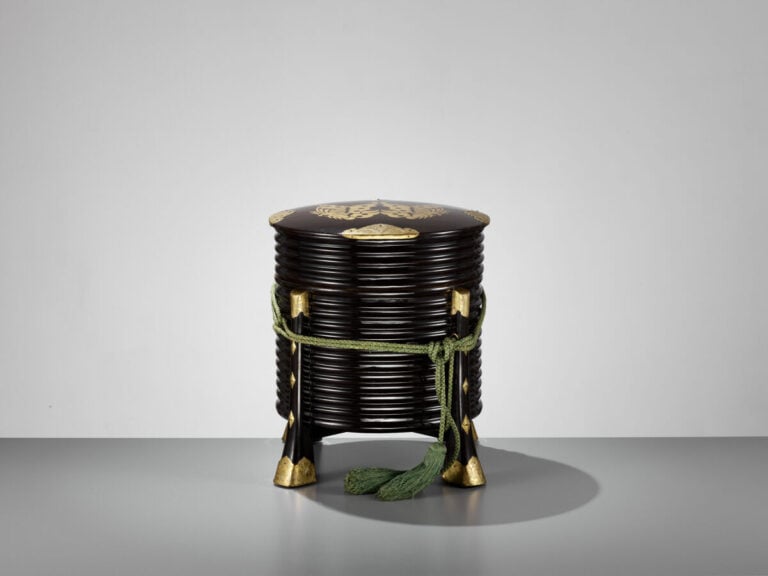 JAPON - XIXème/XXème siècle - Boites hokai cylindrique en bois laqué noir, à éc…
