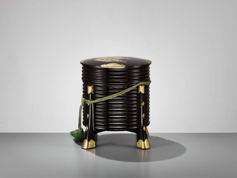 JAPON - XIXème/XXème siècle - Boites hokai cylindrique en bois laqué noir, à éc…