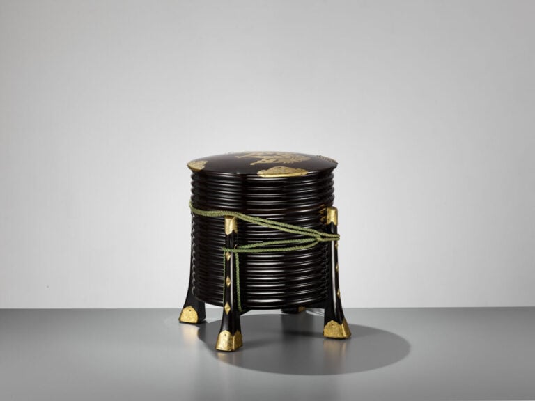 JAPON - XIXème/XXème siècle - Boites hokai cylindrique en bois laqué noir, à éc…
