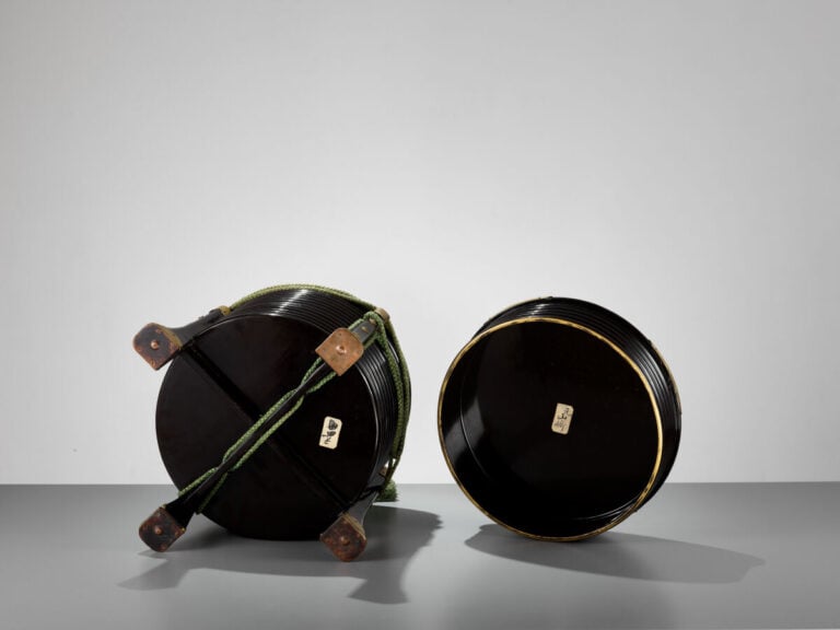JAPON - XIXème/XXème siècle - Boites hokai cylindrique en bois laqué noir, à éc…