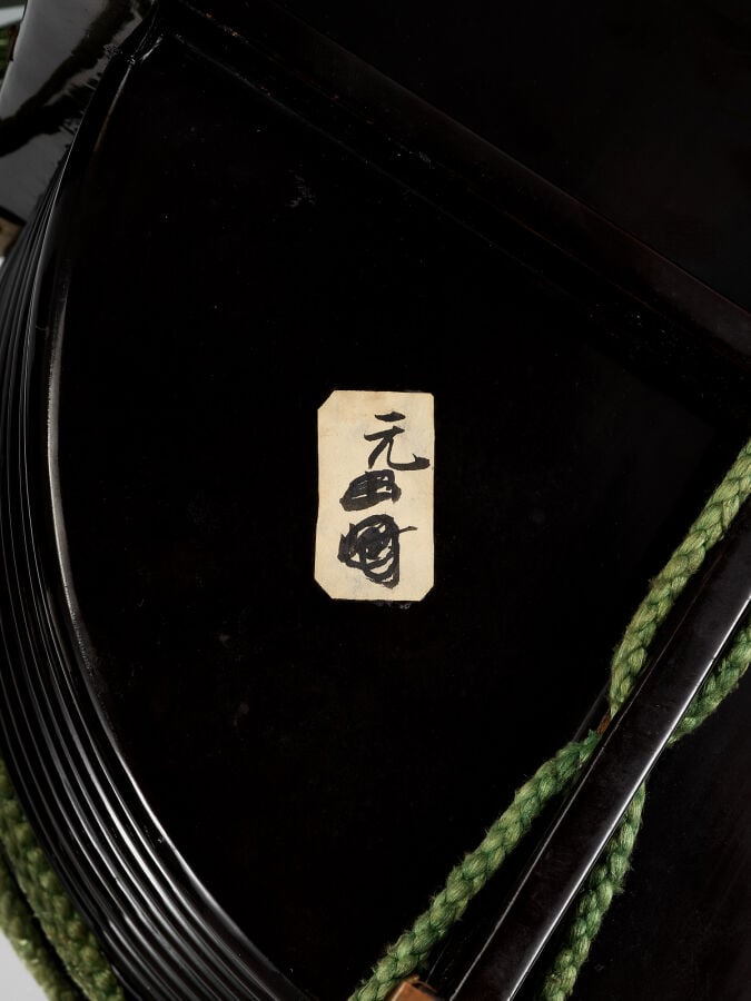 JAPON - XIXème/XXème siècle - Boites hokai cylindrique en bois laqué noir, à éc…