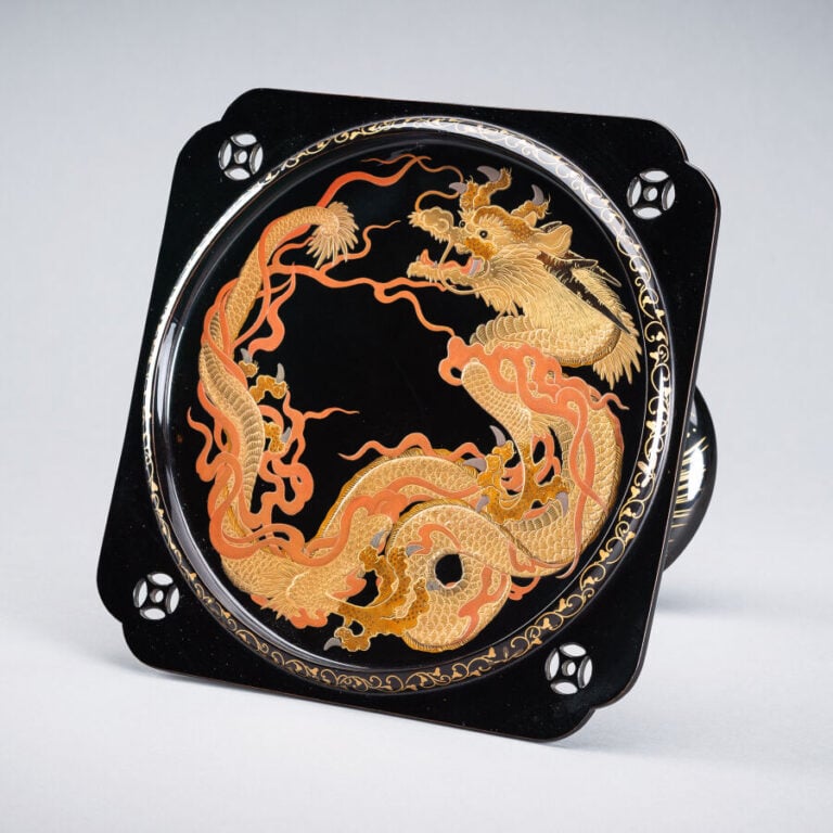 JAPON XXème siècle - Ensemble de deux plateaux laqués noir sur pied , à décor d…
