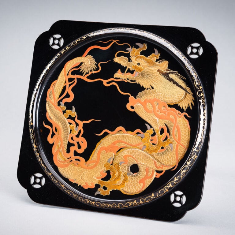 JAPON XXème siècle - Ensemble de deux plateaux laqués noir sur pied , à décor d…