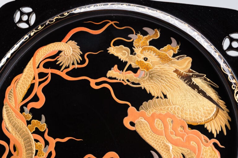 JAPON XXème siècle - Ensemble de deux plateaux laqués noir sur pied , à décor d…