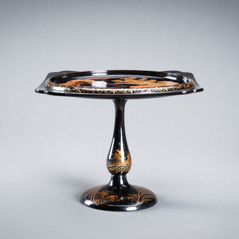JAPON XXème siècle - Ensemble de deux plateaux laqués noir sur pied , à décor d…