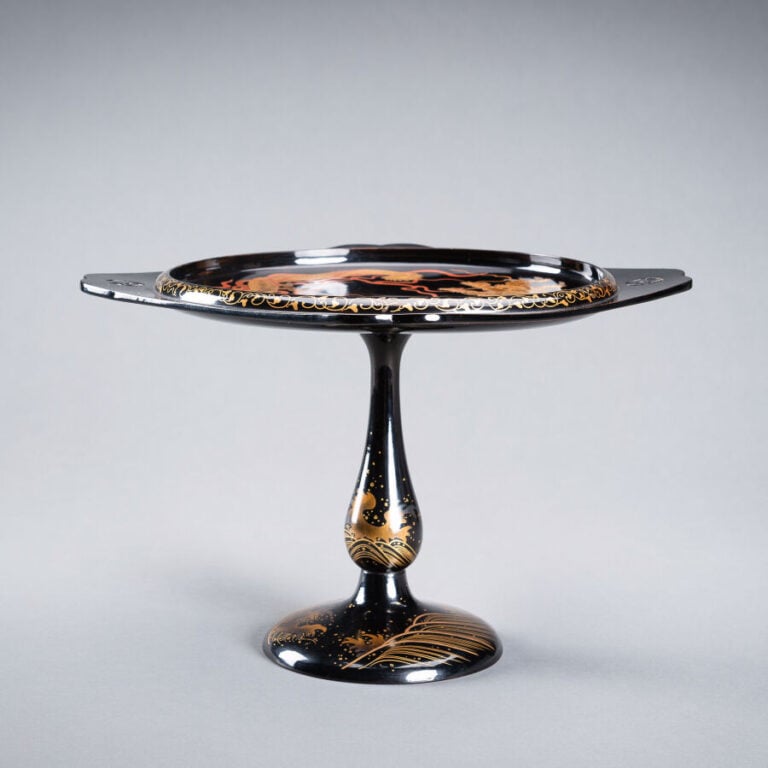 JAPON XXème siècle - Ensemble de deux plateaux laqués noir sur pied , à décor d…
