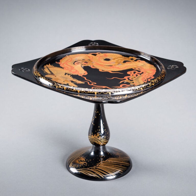 JAPON XXème siècle - Ensemble de deux plateaux laqués noir sur pied , à décor d…