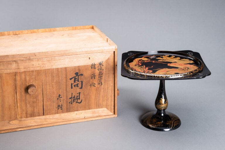 JAPON XXème siècle - Ensemble de deux plateaux laqués noir sur pied , à décor d…
