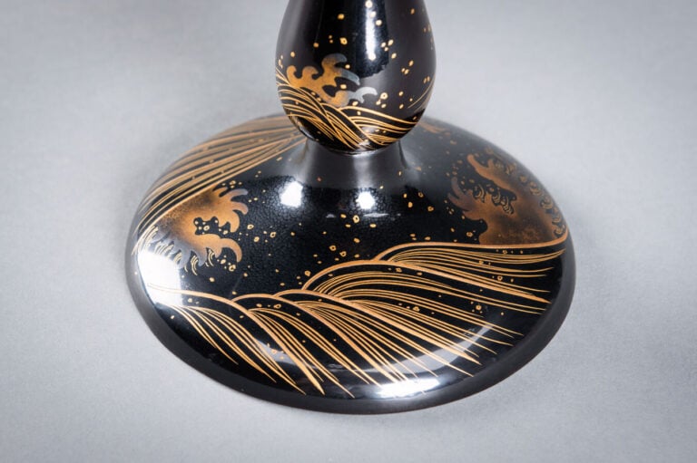 JAPON XXème siècle - Ensemble de deux plateaux laqués noir sur pied , à décor d…