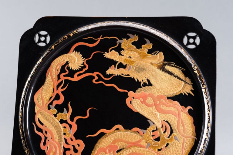 JAPON XXème siècle - Ensemble de deux plateaux laqués noir sur pied , à décor d…