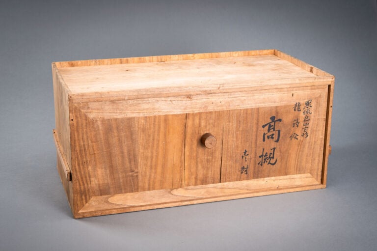 JAPON XXème siècle - Ensemble de deux plateaux laqués noir sur pied , à décor d…