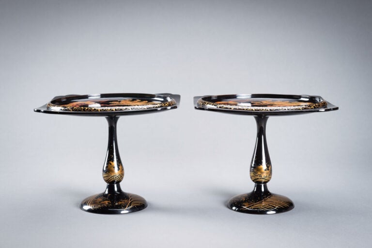JAPON XXème siècle - Ensemble de deux plateaux laqués noir sur pied , à décor d…