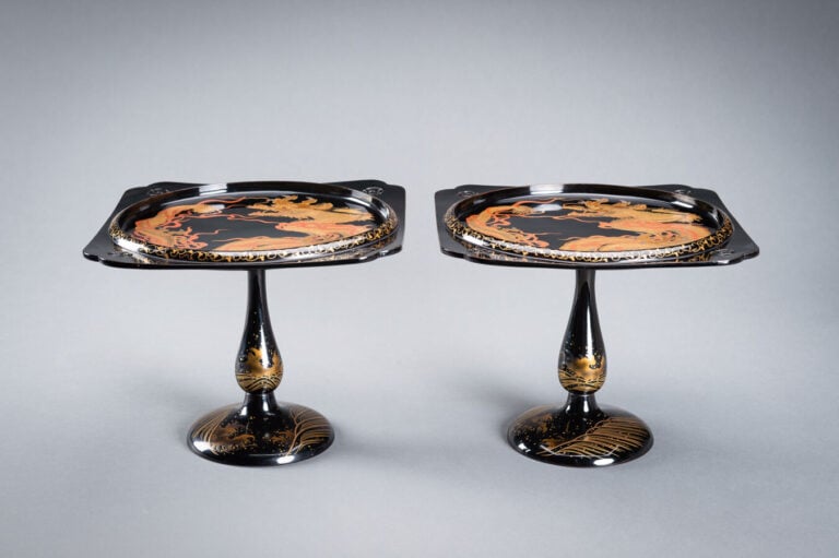 JAPON XXème siècle - Ensemble de deux plateaux laqués noir sur pied , à décor d…