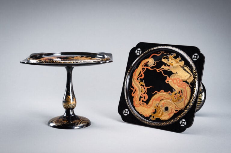 JAPON XXème siècle - Ensemble de deux plateaux laqués noir sur pied , à décor d…