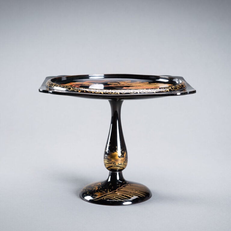 JAPON XXème siècle - Ensemble de deux plateaux laqués noir sur pied , à décor d…