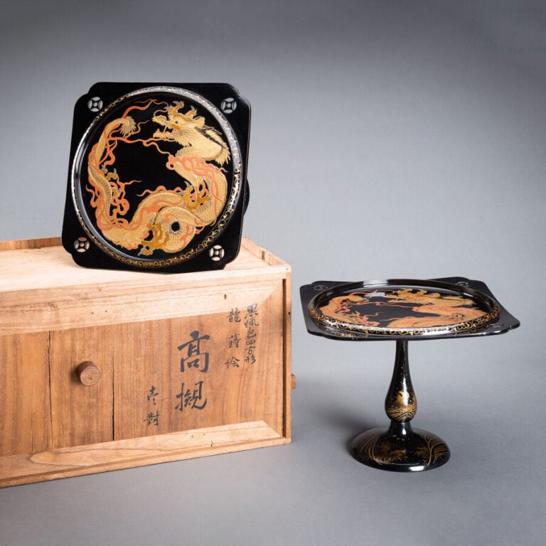 JAPON XXème siècle - Ensemble de deux plateaux laqués noir sur pied , à décor d…