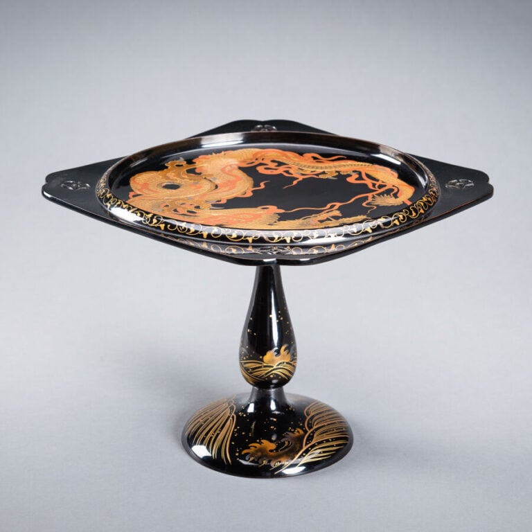 JAPON XXème siècle - Ensemble de deux plateaux laqués noir sur pied , à décor d…