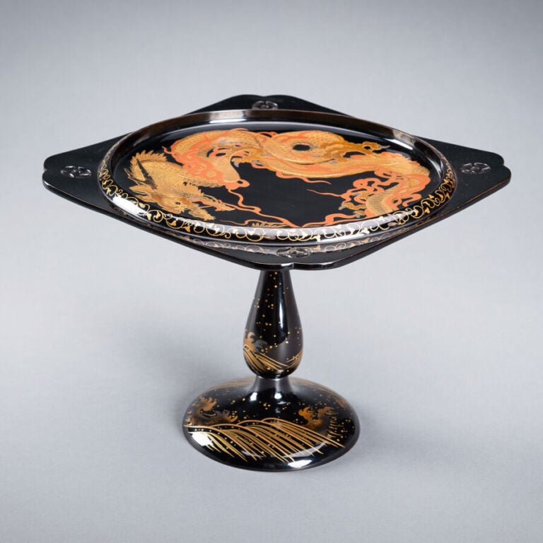 JAPON XXème siècle - Ensemble de deux plateaux laqués noir sur pied , à décor d…