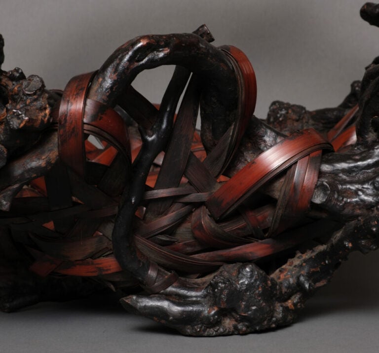 JAPON - XXème siècle - Grand ikebana (hanakago) en bambou et bois tressé, pério…